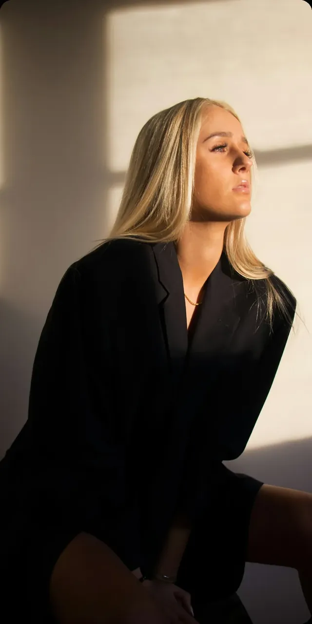 Créatrice MYM posant en lumière naturelle